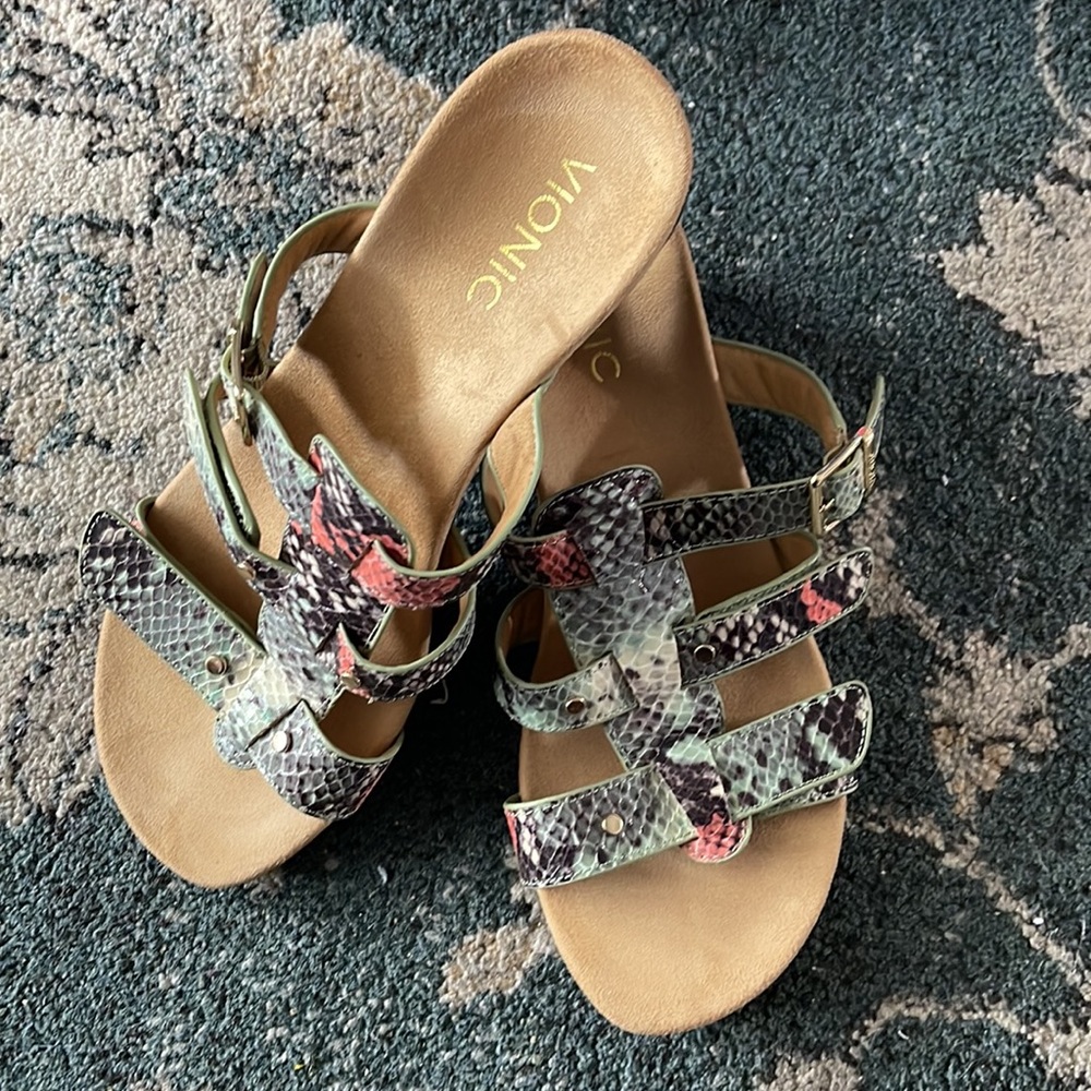EUC Vionic orthaheel Size 8 Wide slip on sandal. Adjustable buckles. - Picture 4 of 5